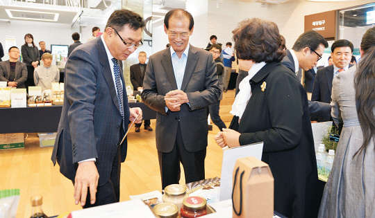 24일 전남 여수 전남창조경제혁신센터에서 열린 지역 우수상품 품평회에서 우기종 전라남도청 정무부지사(왼쪽 첫번째)과 정영준 센터장(두번째)이 품평회 참가기업에게 제품 설명을 듣고 있다.    GS 제공